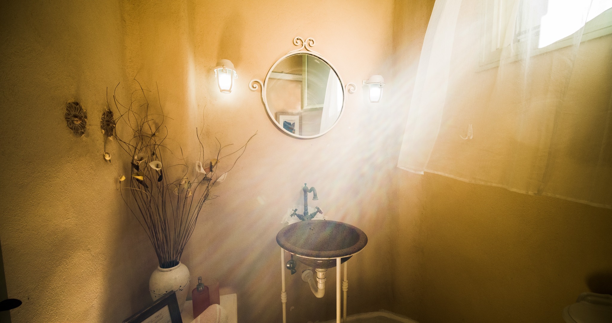 Lithos Private Estate sunlit basin